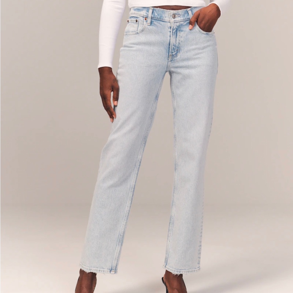Abercrombie Curve Love 90s Straight Low Rise size 6 short